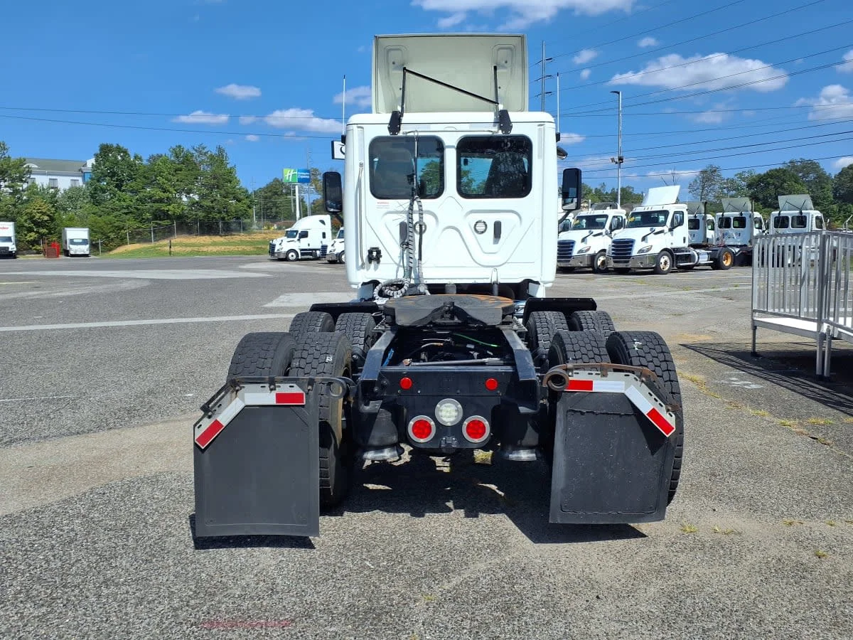 2020 Freightliner Cascadia in Knoxville, TN — photo 5