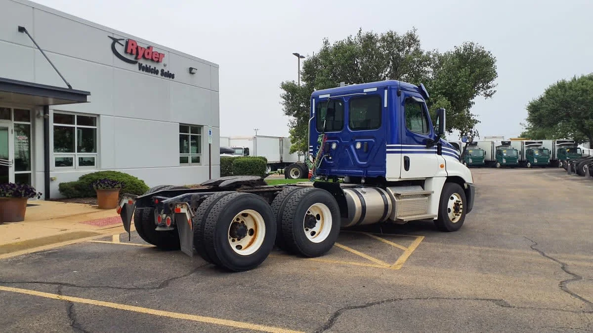 2020 Freightliner Cascadia in Bolingbrook, IL — photo 4