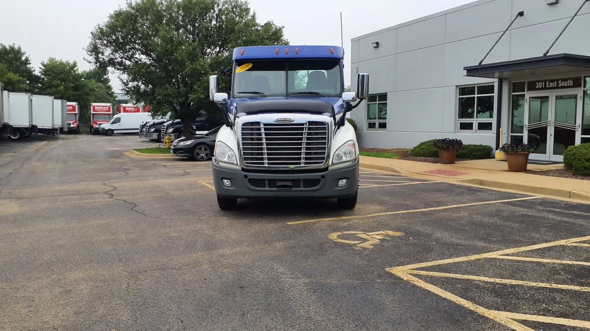 2020 Freightliner Cascadia in Bolingbrook, IL — photo 2