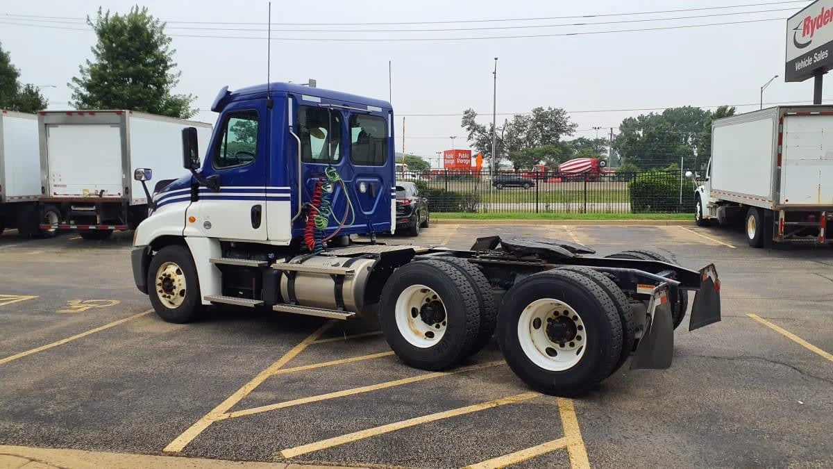 2020 Freightliner Cascadia in Bolingbrook, IL — photo 6