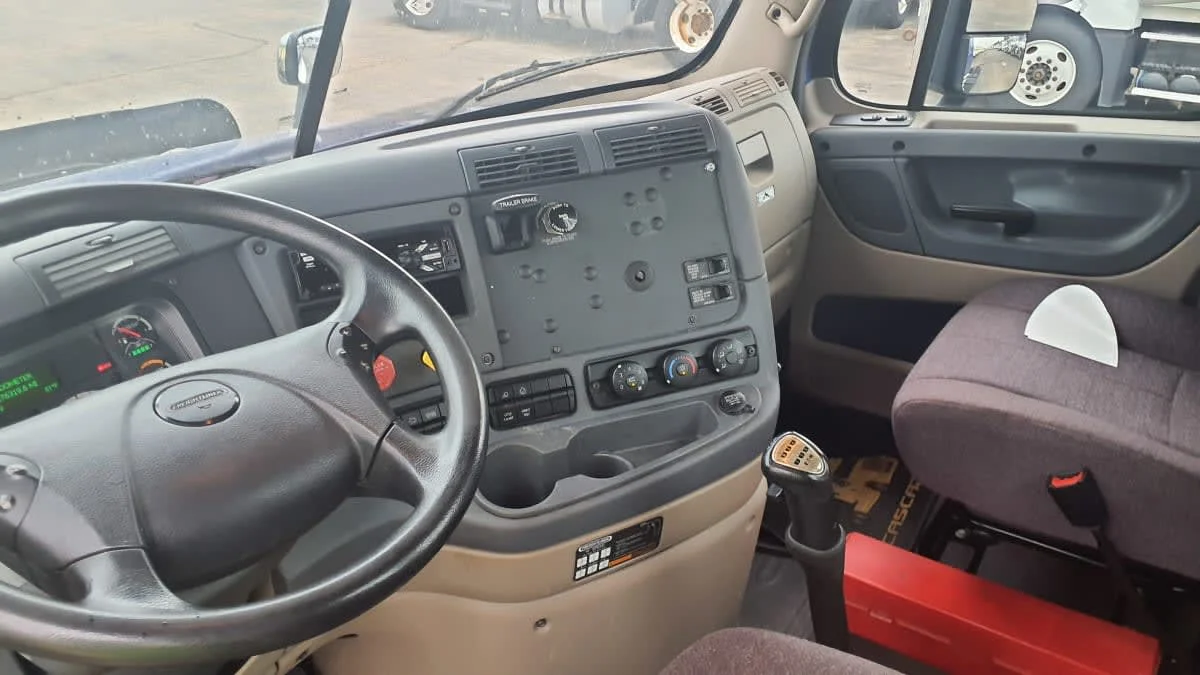 2020 Freightliner Cascadia in Bolingbrook, IL — photo 7