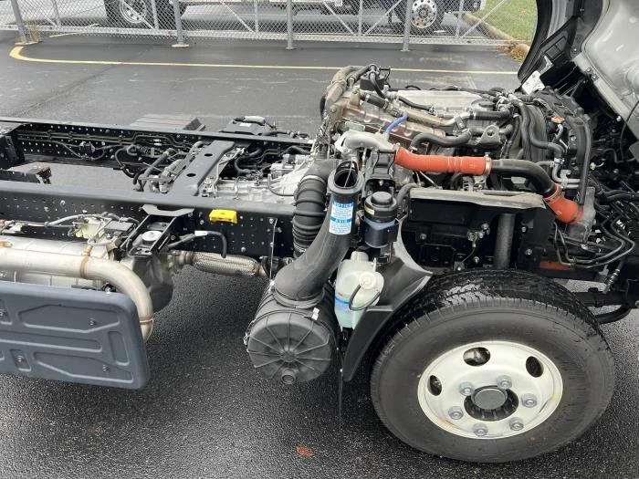 2025 Isuzu NPR - image 26