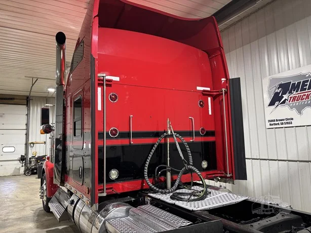 2016 Kenworth W900 in Hartford, SD — photo 10
