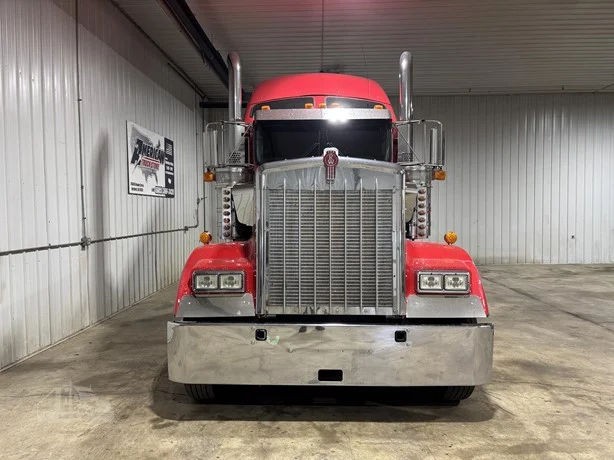 2016 Kenworth W900 in Hartford, SD — photo 3