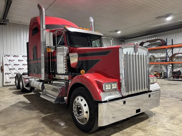 2016 Kenworth W900 in Hartford, SD — photo 2