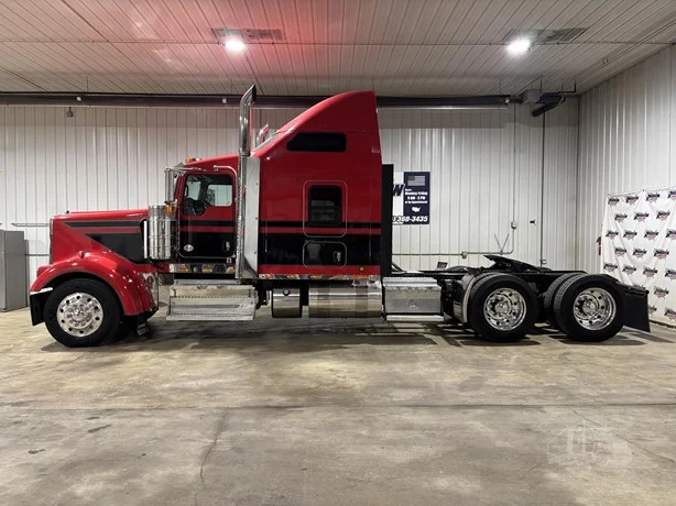 2016 Kenworth W900 in Hartford, SD — photo 4