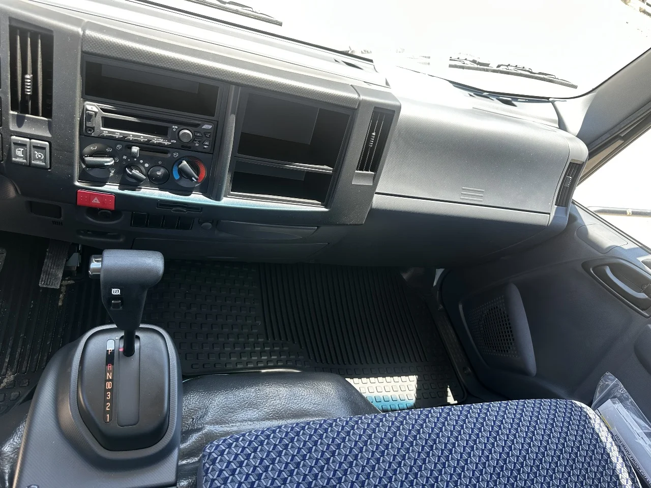 2025 Isuzu in York Street Elmhurst, IL — photo 11