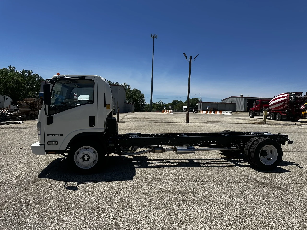 2025 Isuzu in York Street Elmhurst, IL — photo 4