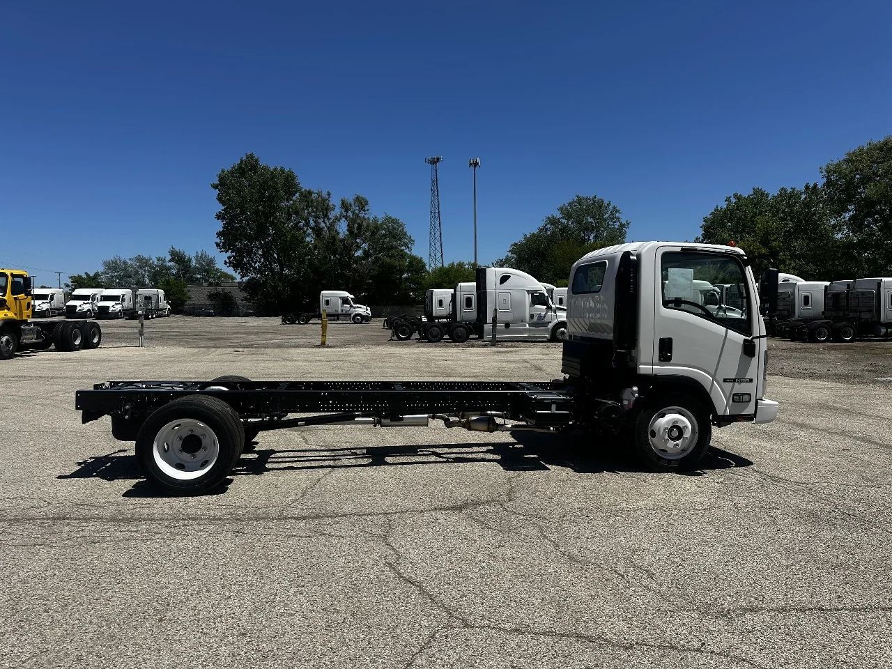 2025 Isuzu in York Street Elmhurst, IL — photo 5