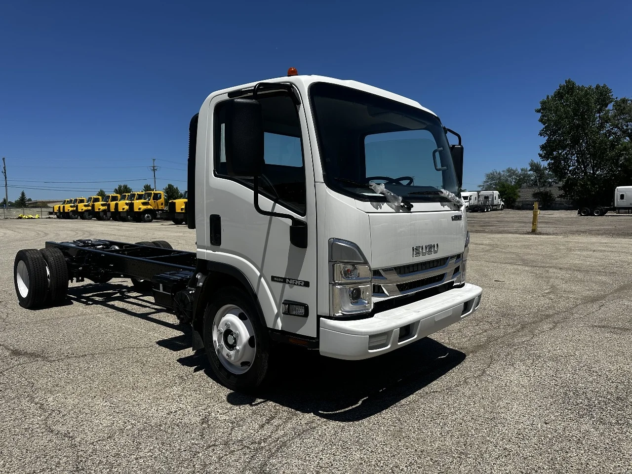 2025 Isuzu in York Street Elmhurst, IL — photo 3