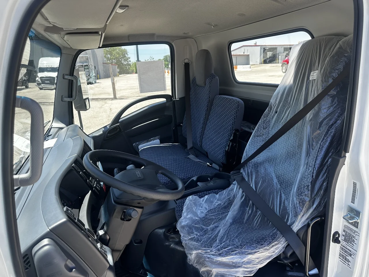 2025 Isuzu in York Street Elmhurst, IL — photo 10
