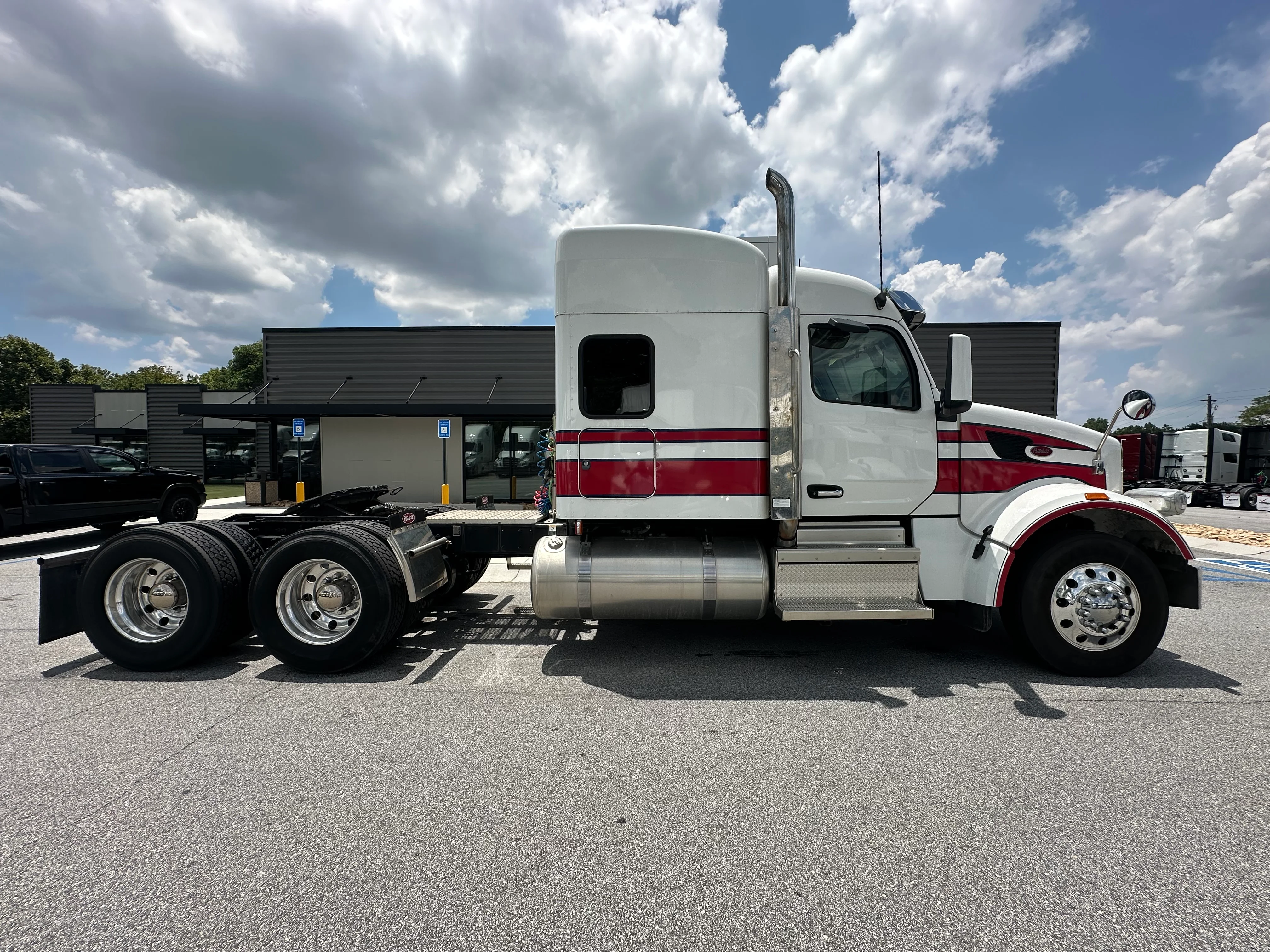2022 Peterbilt 567 - image 2