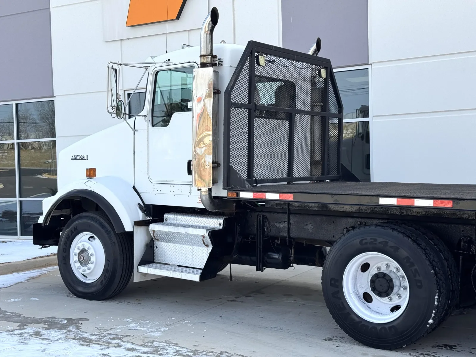 2004 Kenworth T800 - image 8