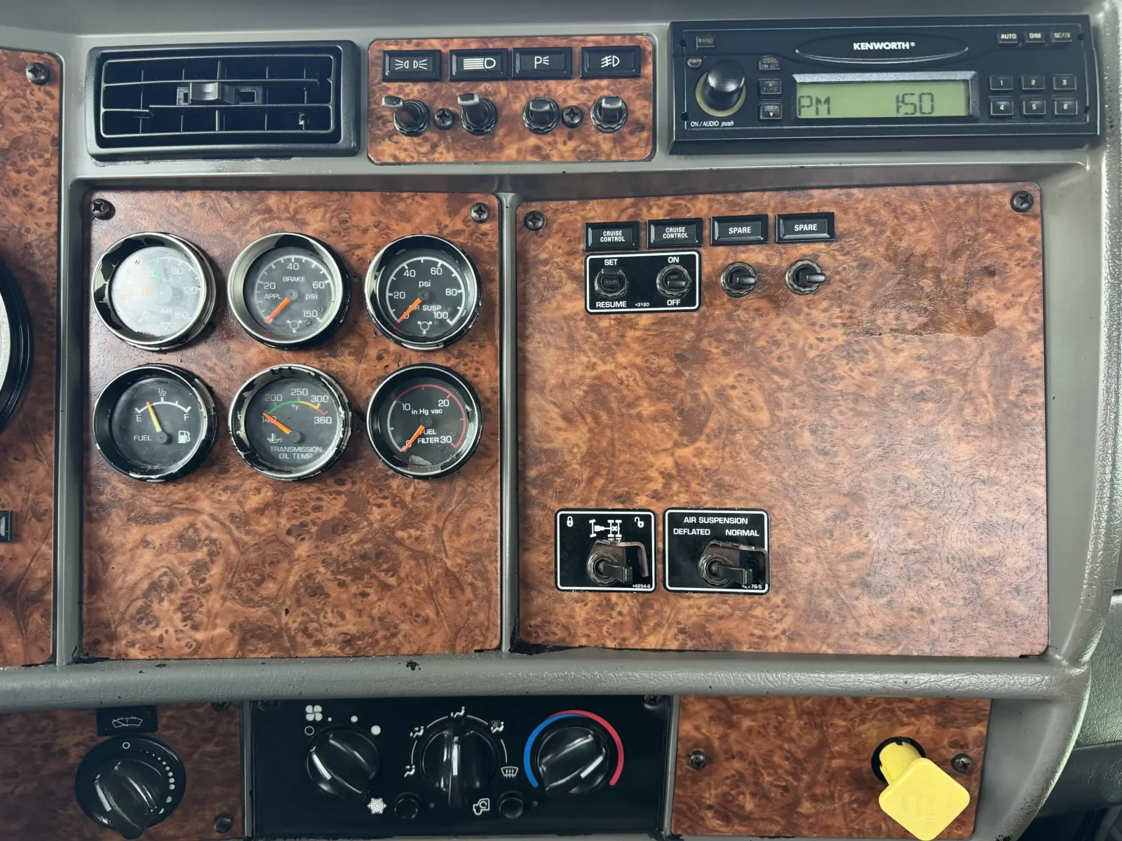 2004 Kenworth T800 - image 18