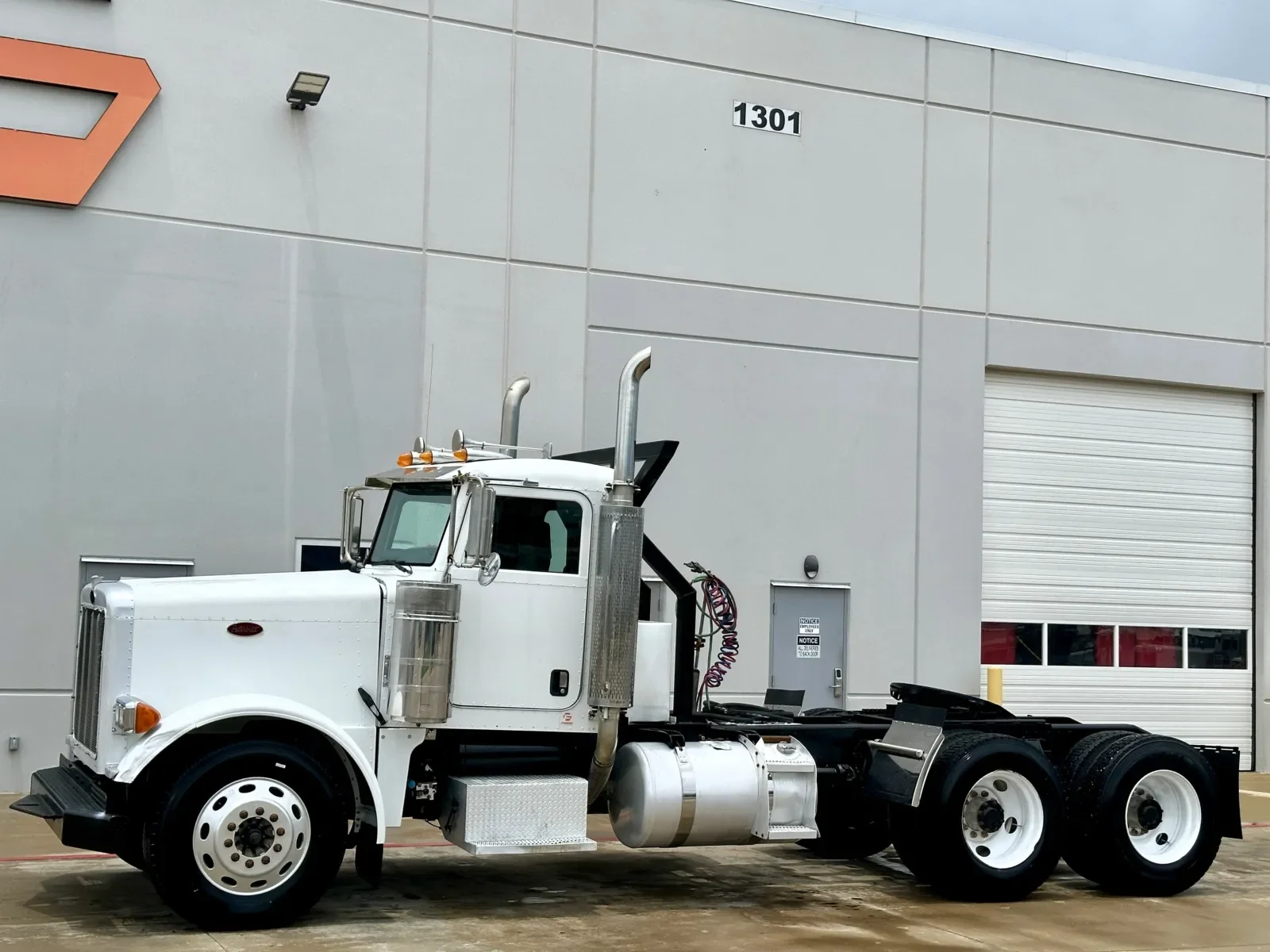 2005 Peterbilt 379 in Hutchins, TX — photo 2