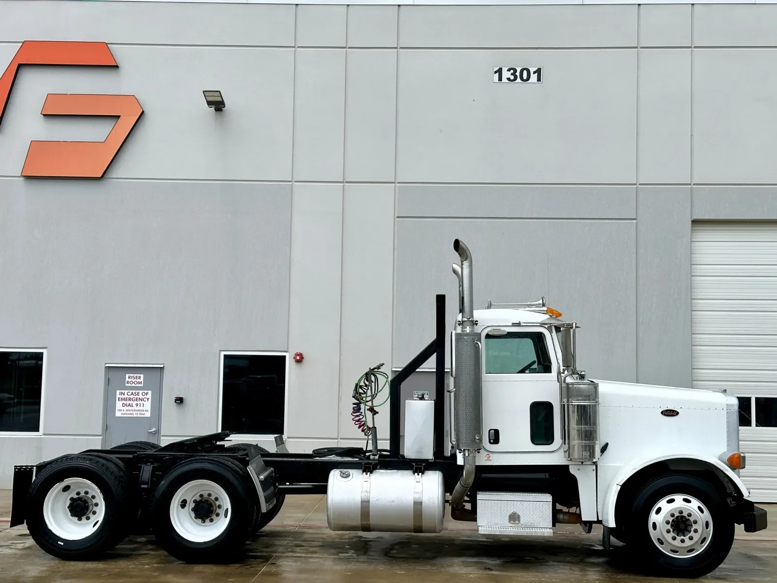 2005 Peterbilt 379 in Hutchins, TX — photo 3