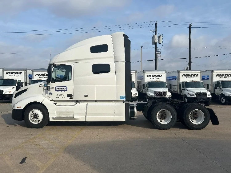 2023 Volvo VNL 760 - image 4