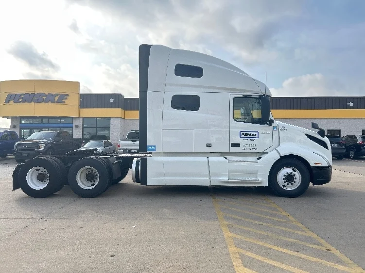 2023 Volvo VNL 760 - image 8
