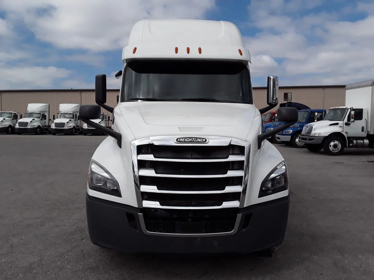 2020 Freightliner Cascadia - image 2