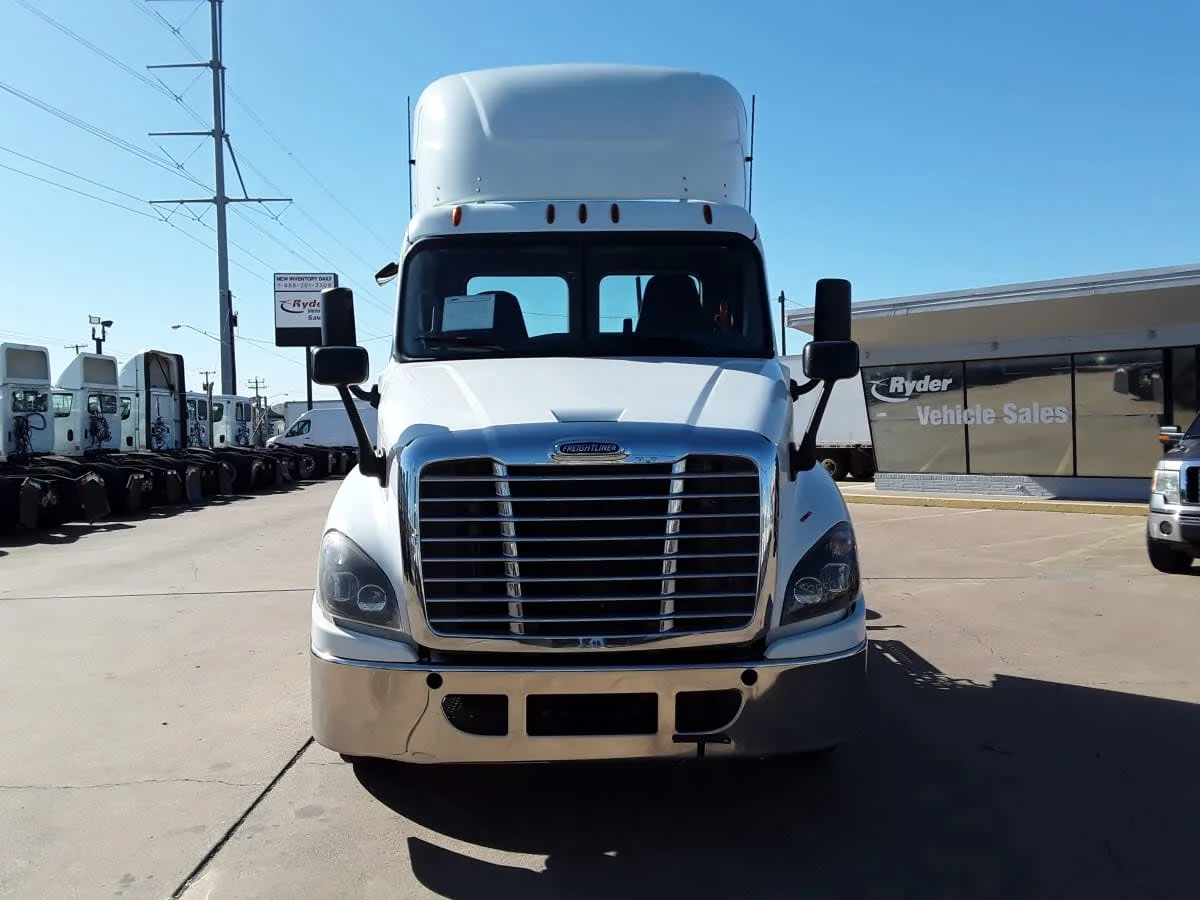 2020 Freightliner Cascadia - image 2