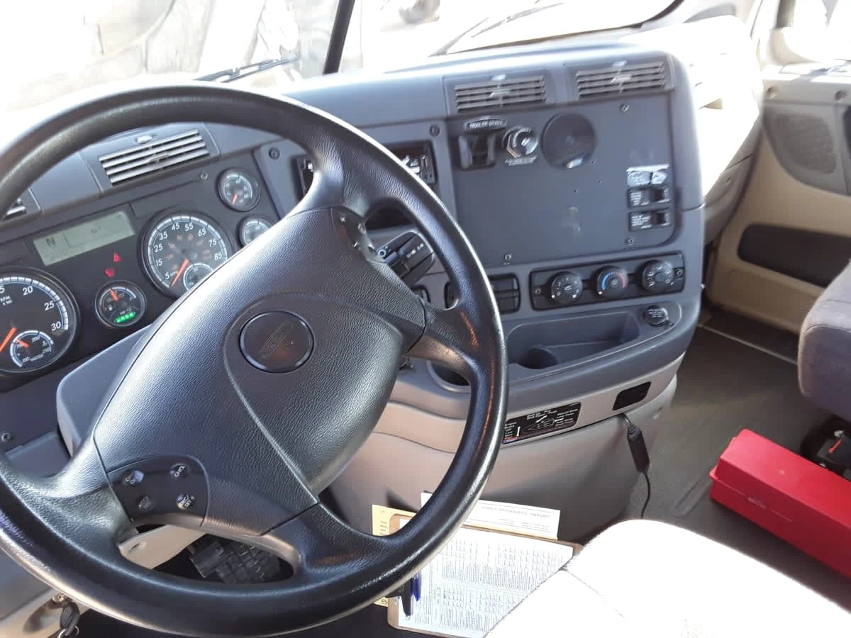 2020 Freightliner Cascadia - image 7