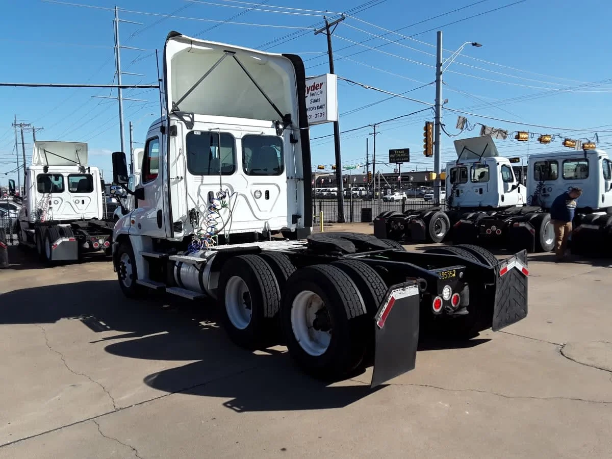 2020 Freightliner Cascadia - image 6
