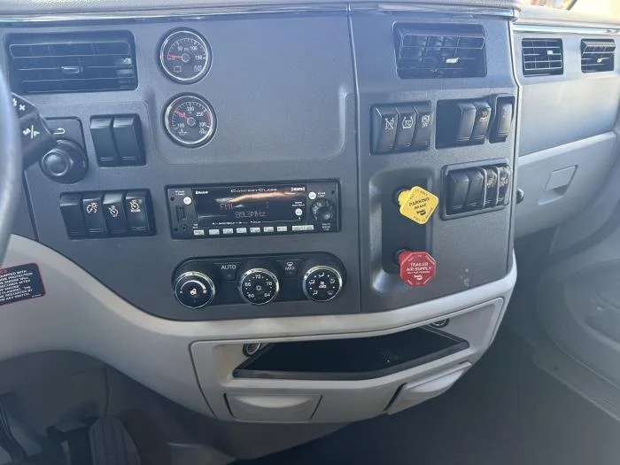2022 Peterbilt 579 - image 4