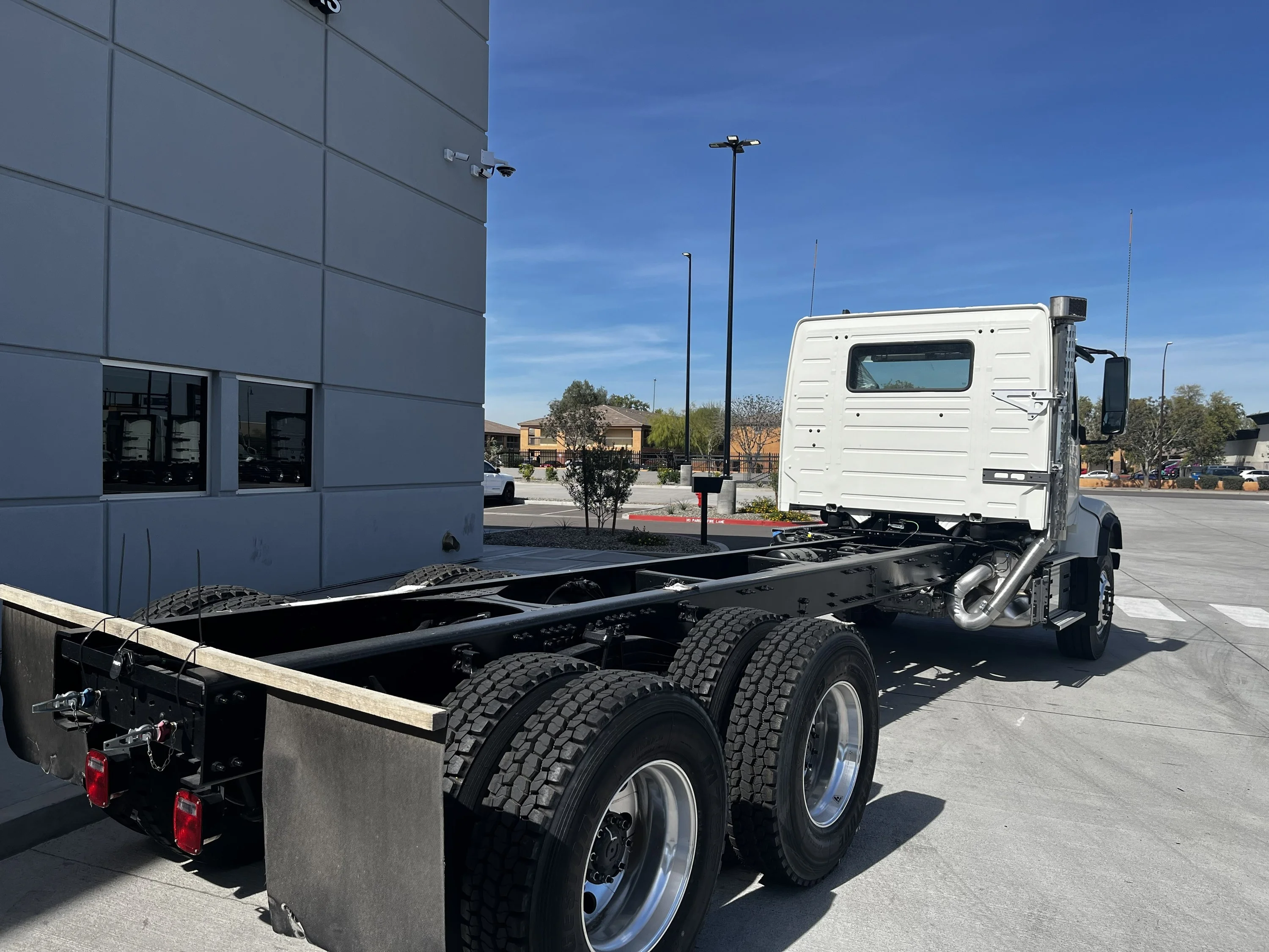 2026 Volvo VHD 300 in Tolleson, AZ — photo 3