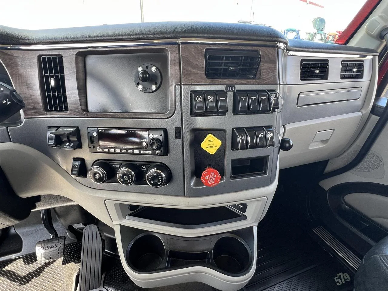 2022 Peterbilt 579 in Fargo, ND — photo 9