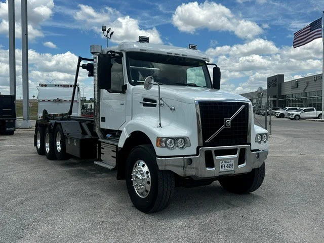2020 Volvo VHD 300 in San Antonio, TX — photo 2