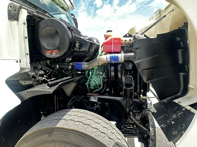 2020 Volvo VHD 300 in San Antonio, TX — photo 9
