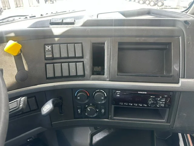 2020 Volvo VHD 300 in San Antonio, TX — photo 12