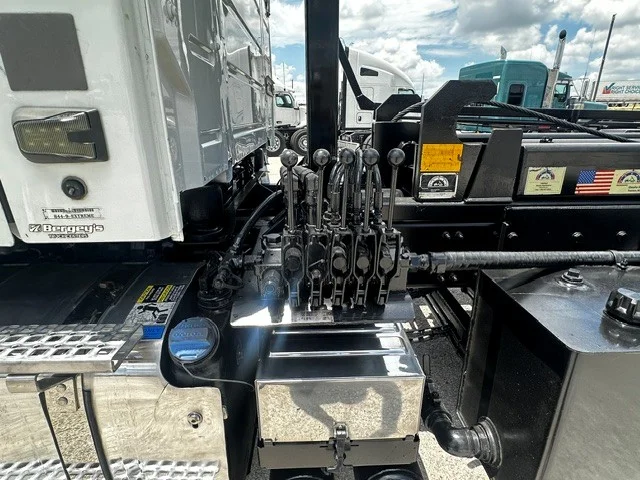 2020 Volvo VHD 300 in San Antonio, TX — photo 7