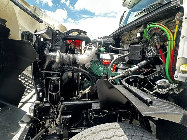 2020 Volvo VHD 300 in San Antonio, TX — photo 10