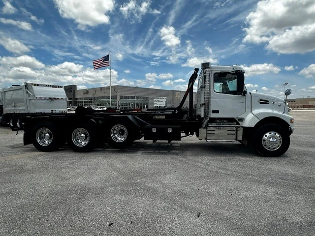 2020 Volvo VHD 300 in San Antonio, TX — photo 4