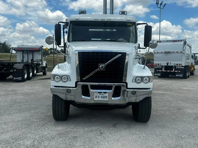 2020 Volvo VHD 300 in San Antonio, TX — photo 3
