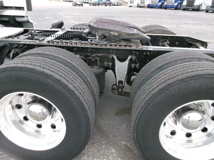 2019 International LT - image 6