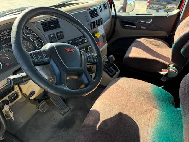 2016 Peterbilt 579 - image 2
