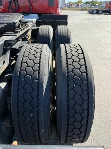 2016 Peterbilt 579 - image 8