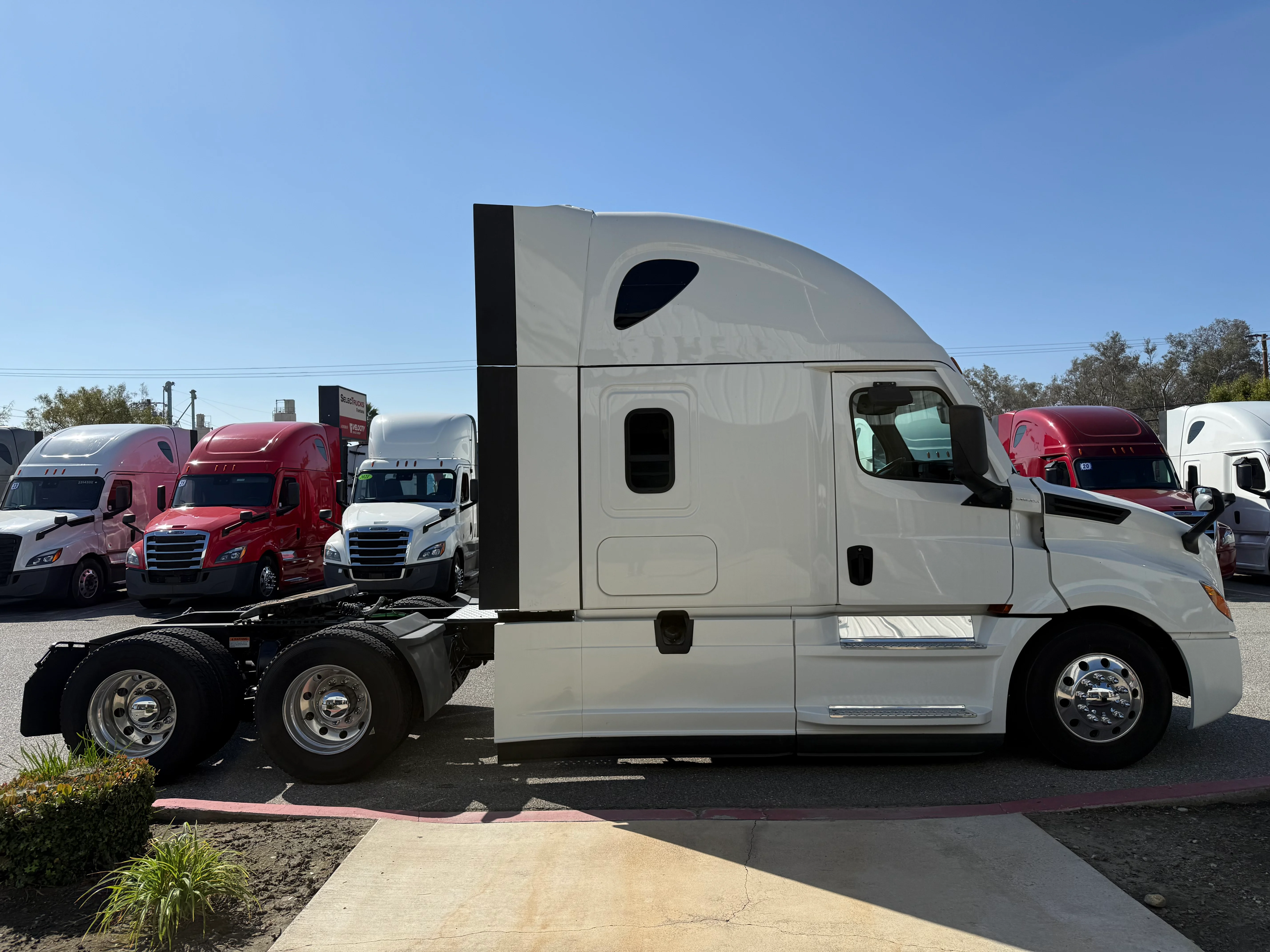2021 Freightliner Cascadia in Selectrucks Fontana, CA — photo 8