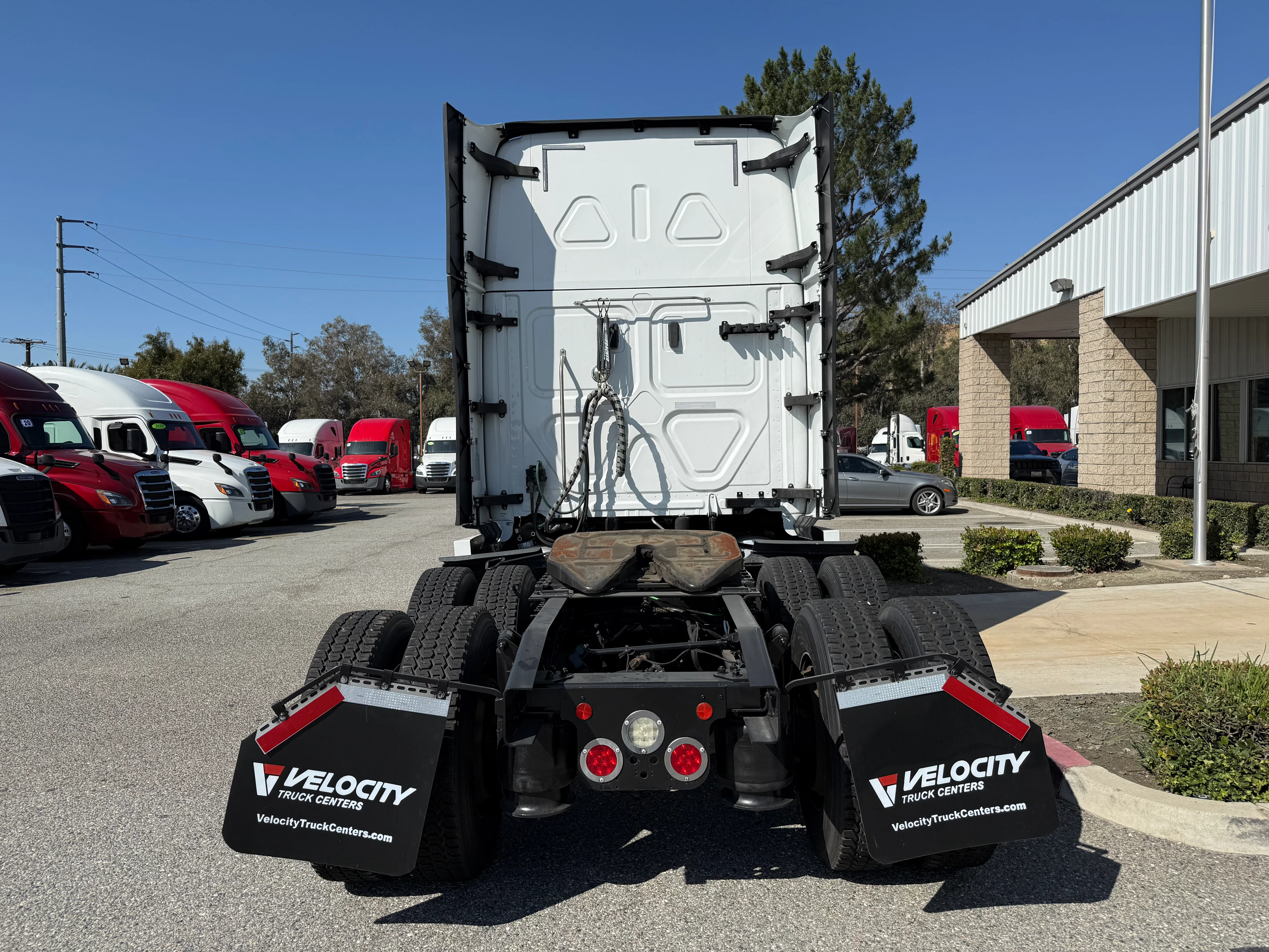 2021 Freightliner Cascadia in Selectrucks Fontana, CA — photo 6