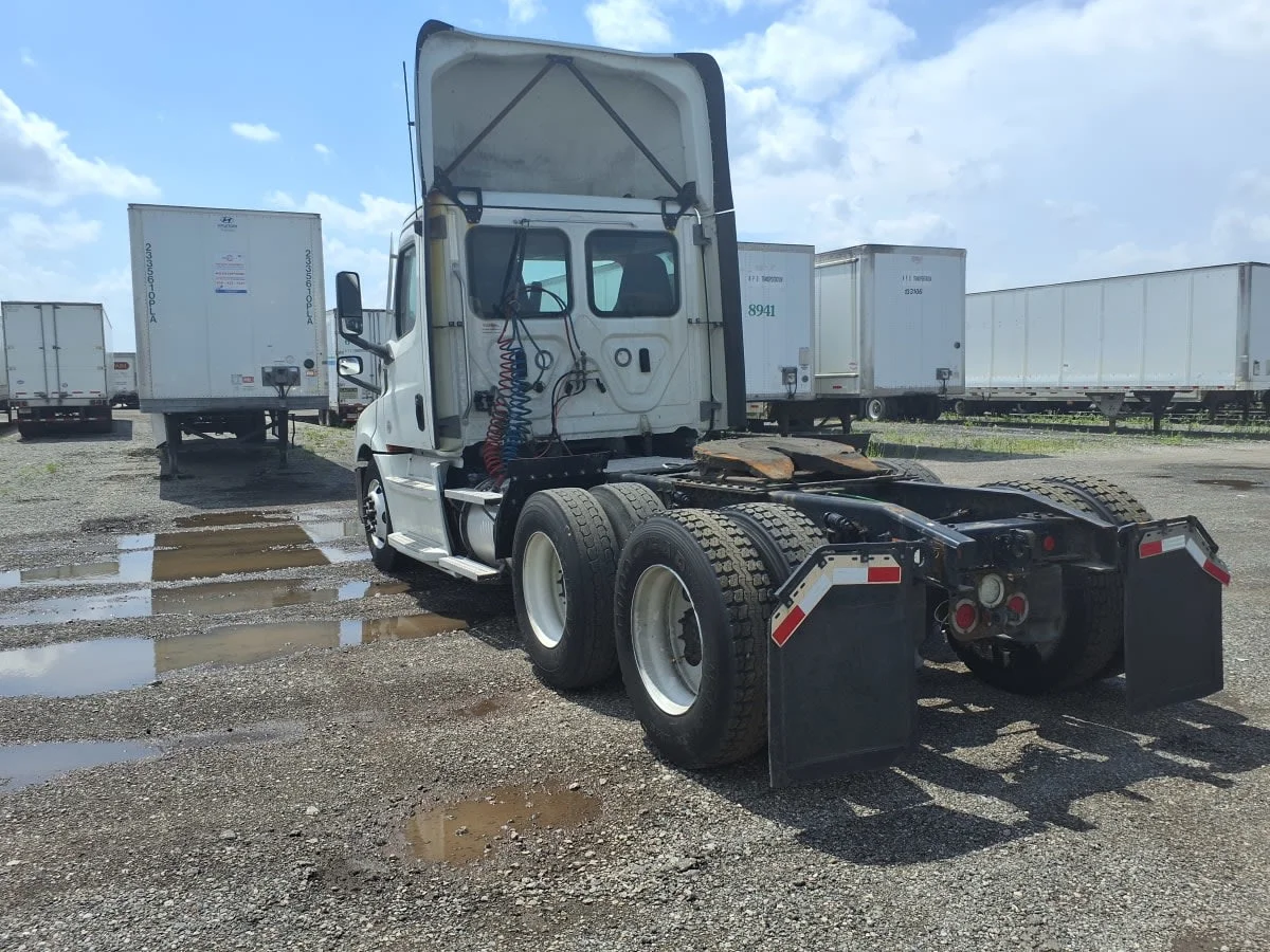 2021 Freightliner Cascadia in Taylor, MI — photo 6