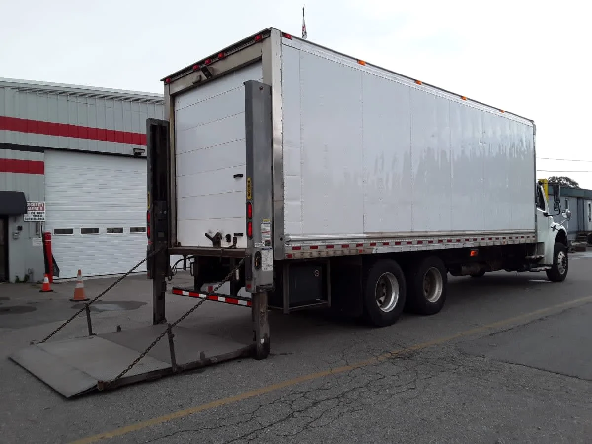 2017 Freightliner M2 106 - image 4