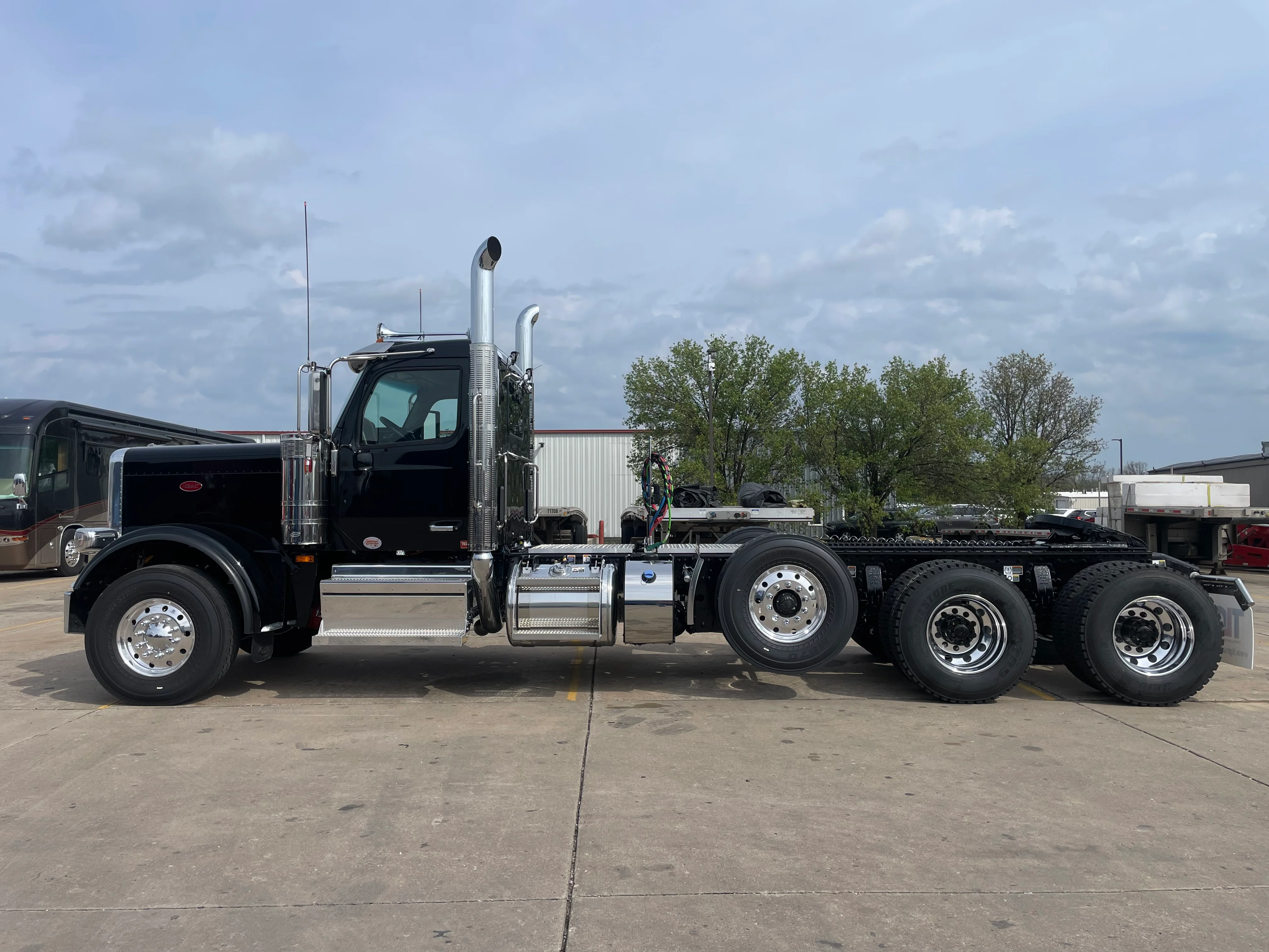 2027 Peterbilt 589 in O'fallon, MO — photo 2