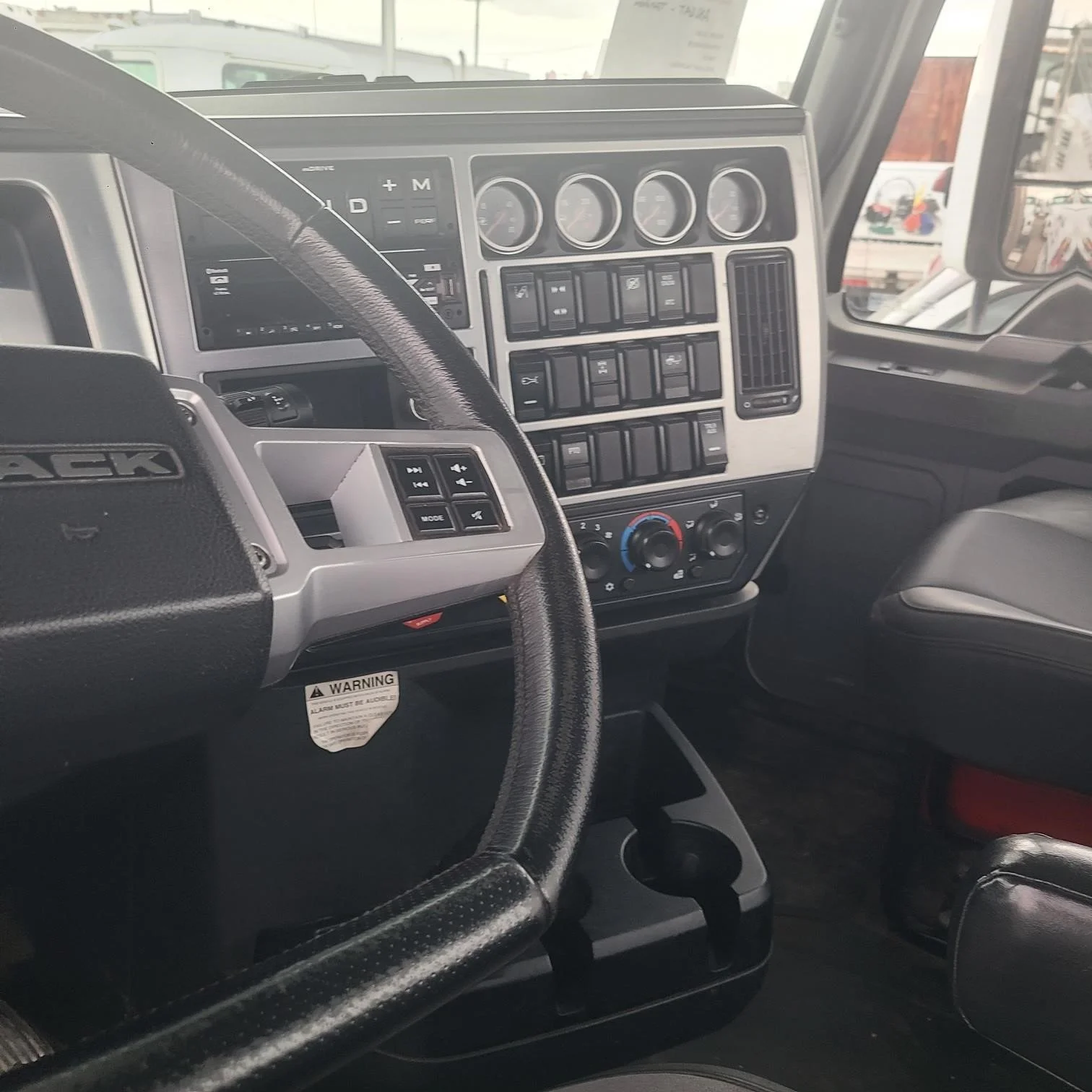 2020 Mack Anthem — photo 6