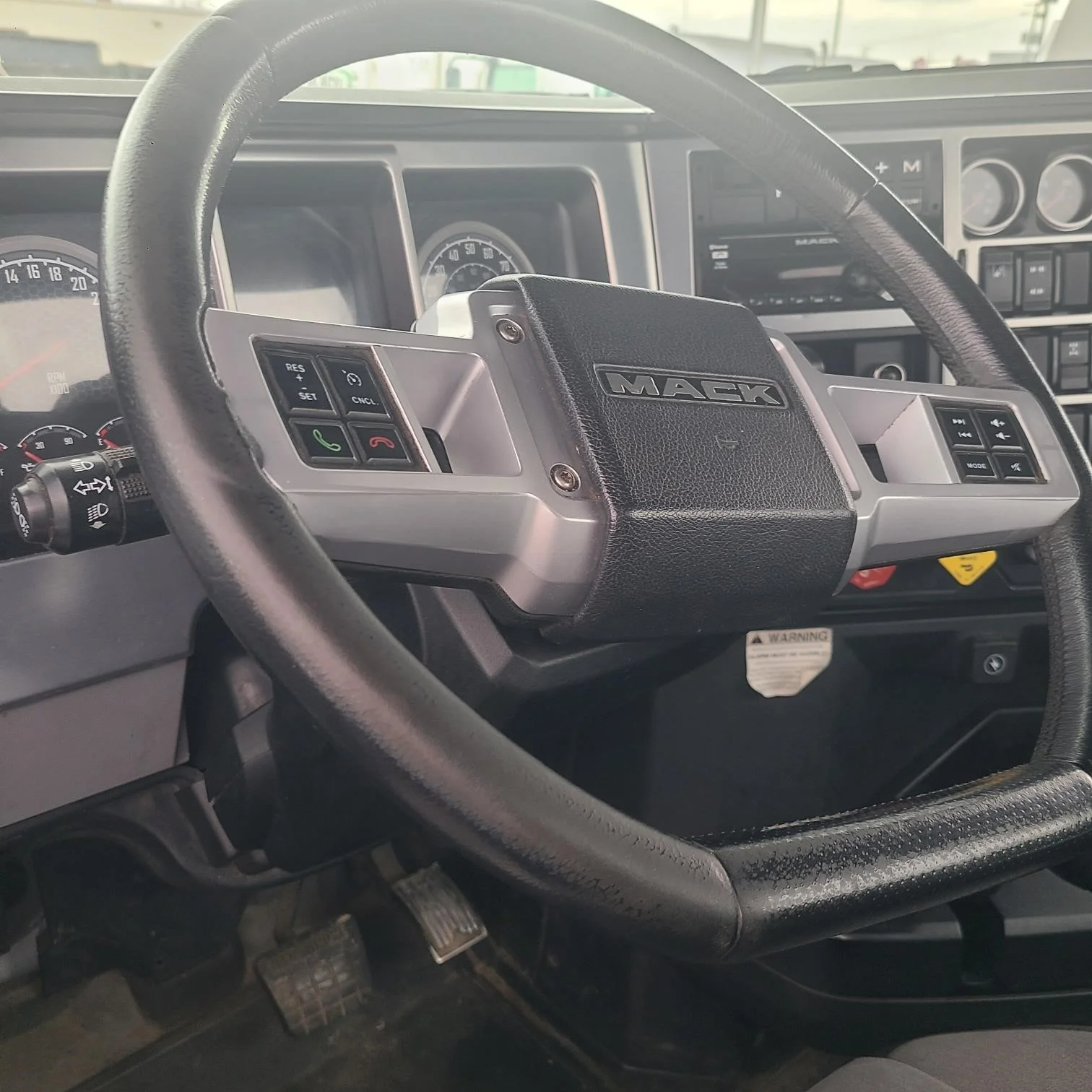 2020 Mack Anthem — photo 5
