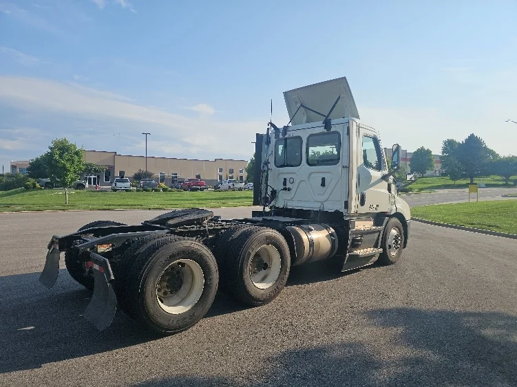 2023 Freightliner Cascadia in Kansas City, MO — photo 7