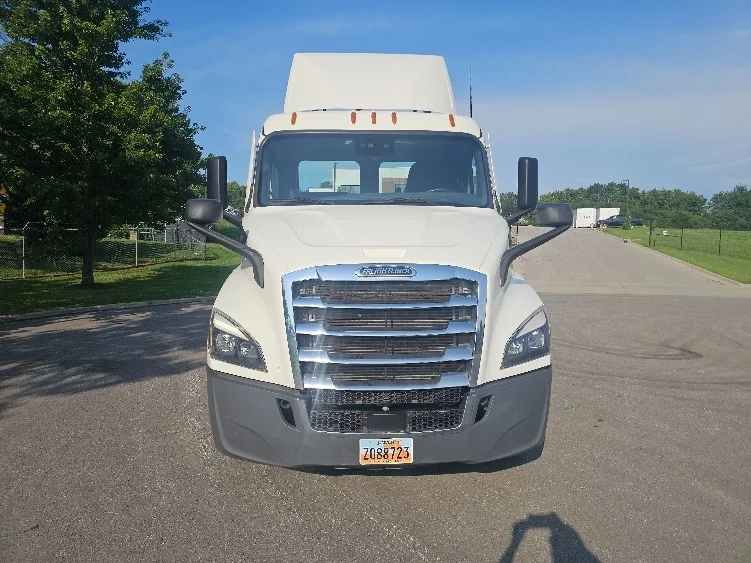 2023 Freightliner Cascadia in Kansas City, MO — photo 2
