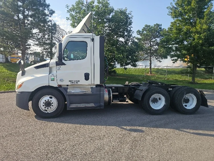 2023 Freightliner Cascadia in Kansas City, MO — photo 4