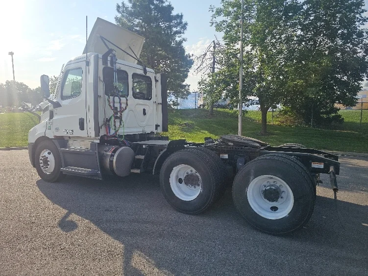 2023 Freightliner Cascadia in Kansas City, MO — photo 5